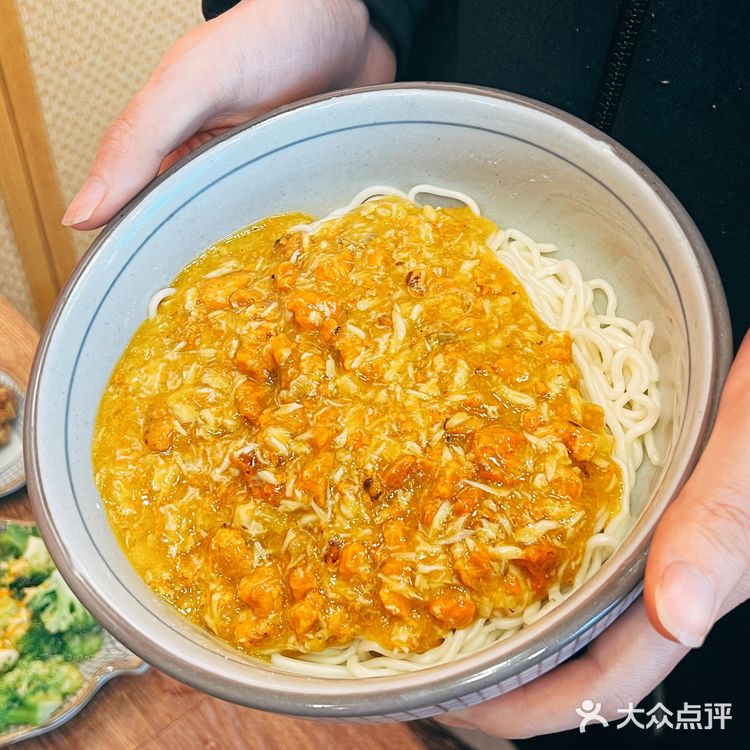 听说在苏州观前街有一家蟹满楼做的纯蟹黄金捞面很不错哦！