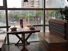 靠窗位-蜜桃餐厅·伴山(湖滨商业街店)