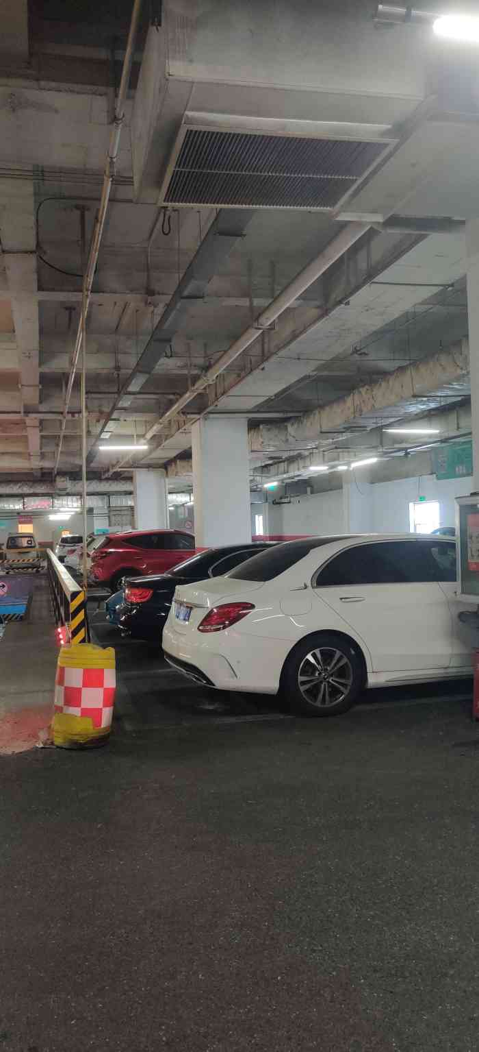 麦凯乐停车场青岛总店