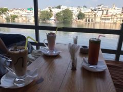 -Lake Shore Hotel & Restaurant