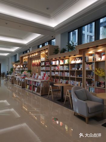 廊长书店。开在市委机关楼里的一家书店。每到中午或傍晚