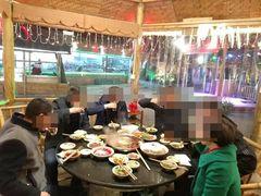 -茅草房·河畔园林火锅