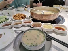 -洪氏嗨捞·广东猪肚鸡·椰子鸡火锅(西咸万象城店)
