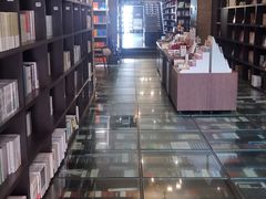 -钟书阁(松江泰晤士小镇店)