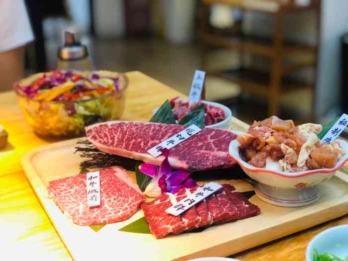 不二烤肉和牛专门店-"没有踩雷的食材不需要沾料只用盐跟黑胡.