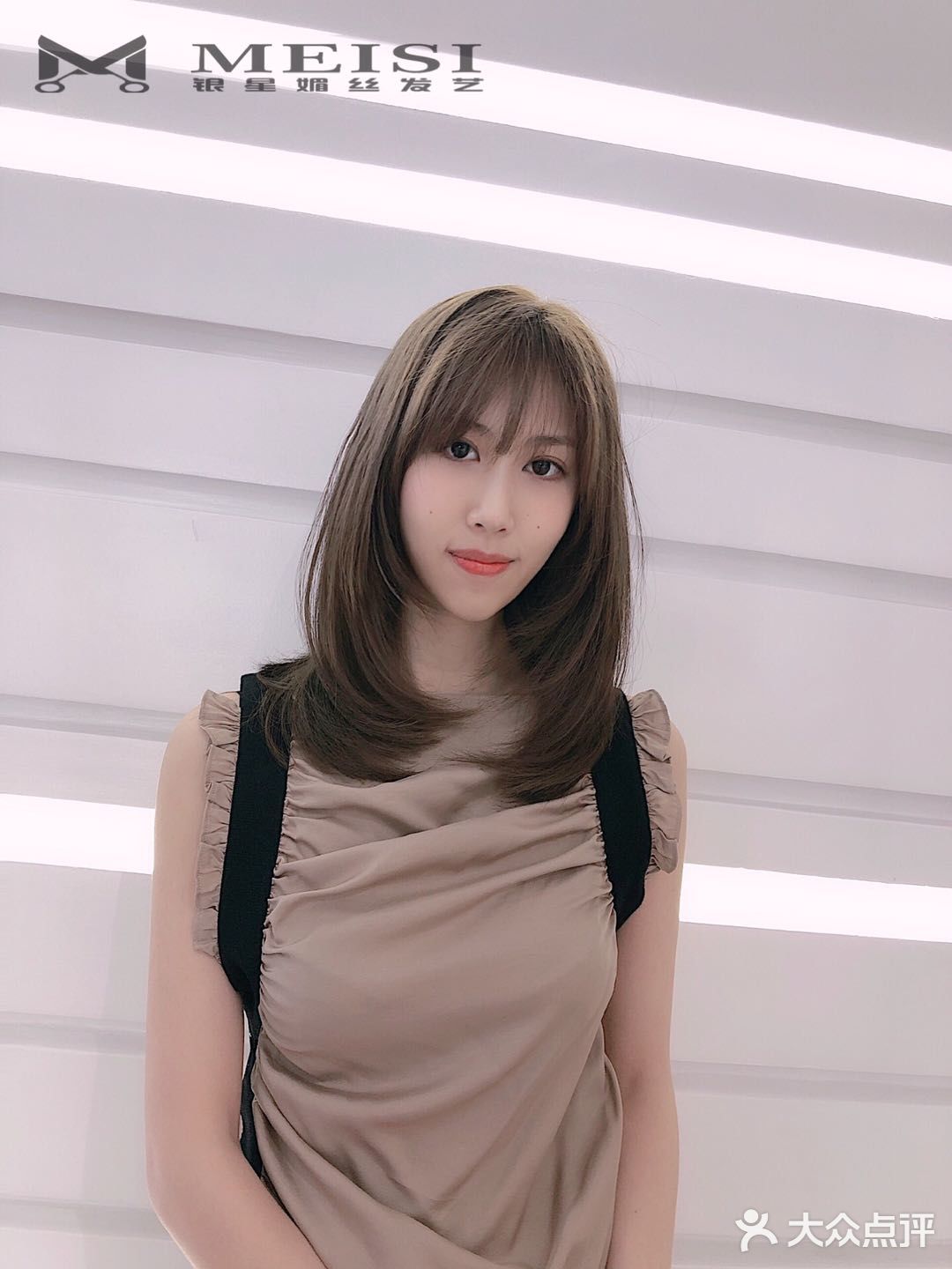 很显皮肤白 银星2020春夏潮流颜色—茶色