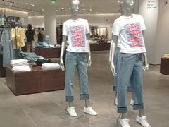 -URBAN REVIVO(高德置地广场·春广场店)