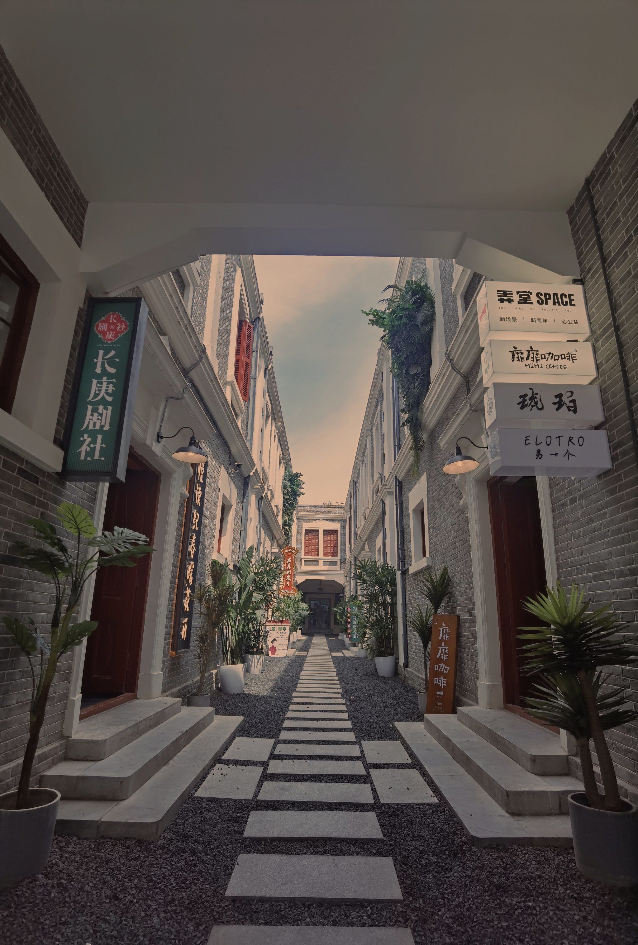 北京市西城区旧貌复原的上海里弄式住宅"新市区泰安里"内,建于1915年