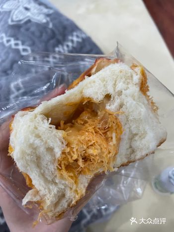 今天早上吃的杨师傅的肉松包，没想到他不仅外面有肉松