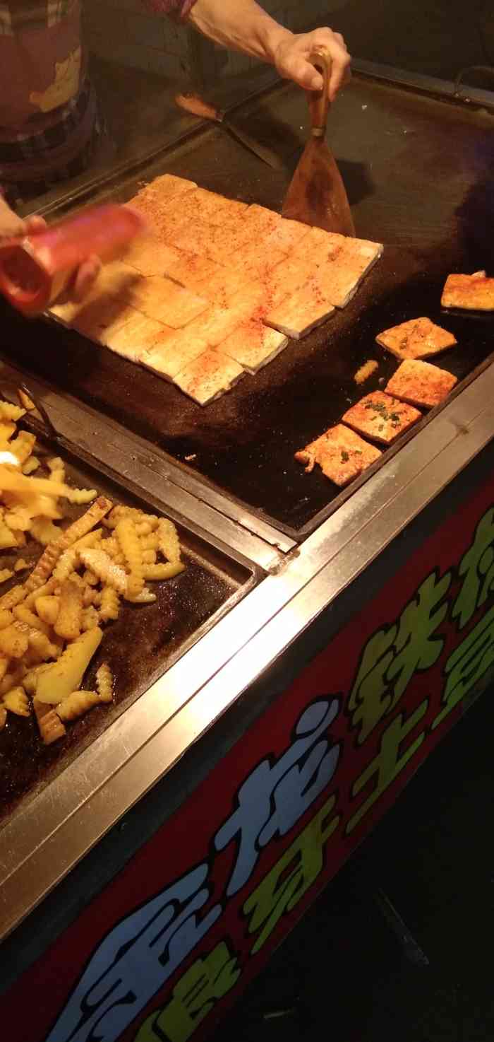 穿梭在大街小巷里,找寻我要吃的狼牙土豆和豆腐,这是一对老年夫妇推着