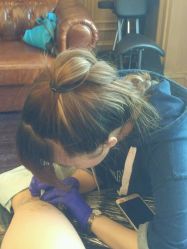 我的美女纹身师-新肤洗纹身