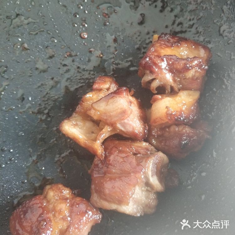 排骨先要用水泡，把血水这些泡一泡