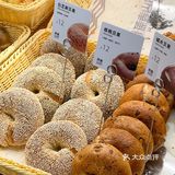 面包脑袋都想吃！和朋友混着买了超多，店里可以切开