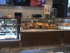面包甜点陈列柜-巴黎贝甜(昆城广场店)