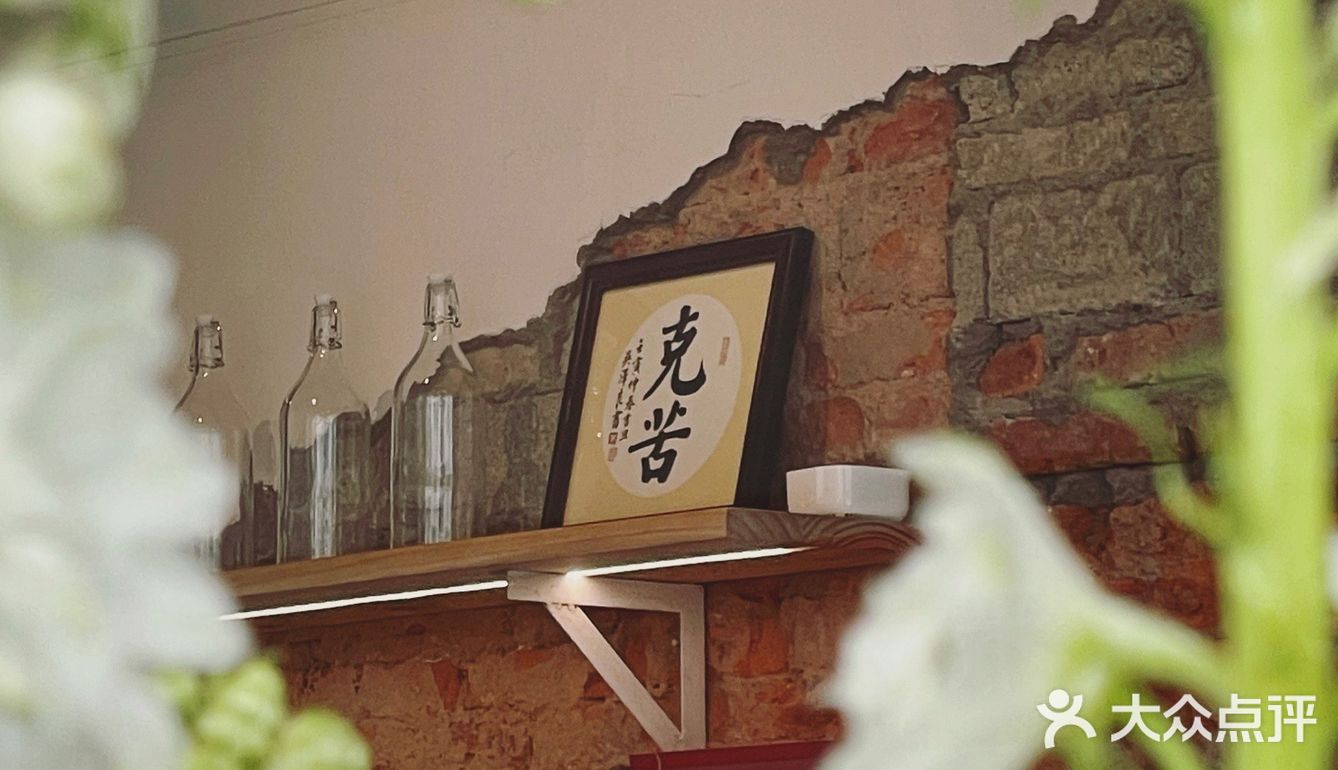 啡飲半醺，似苦若甘，以克苦淬煉著幸福的厚度。