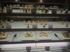 面包甜点陈列柜-月色西餐厅·海鲜刺身·烧烤(科学城保利郡雅酒店)