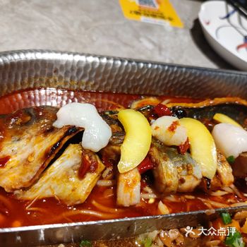 双拼烤鱼,酱香的鲜嫩可囗,荔枝黄桃的甜辣味激发食欲