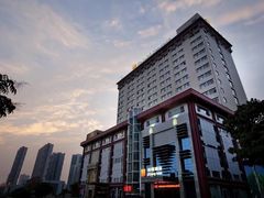 -武汉光谷广场杨家湾地铁站怡程酒店