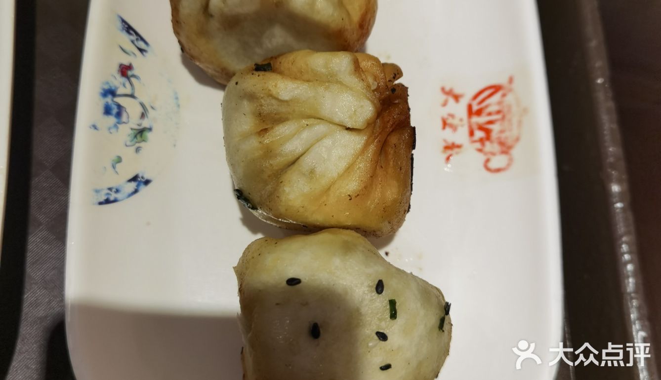 鱼丸很好吃。连千张包的馅料都那么瓷实。还真是老店