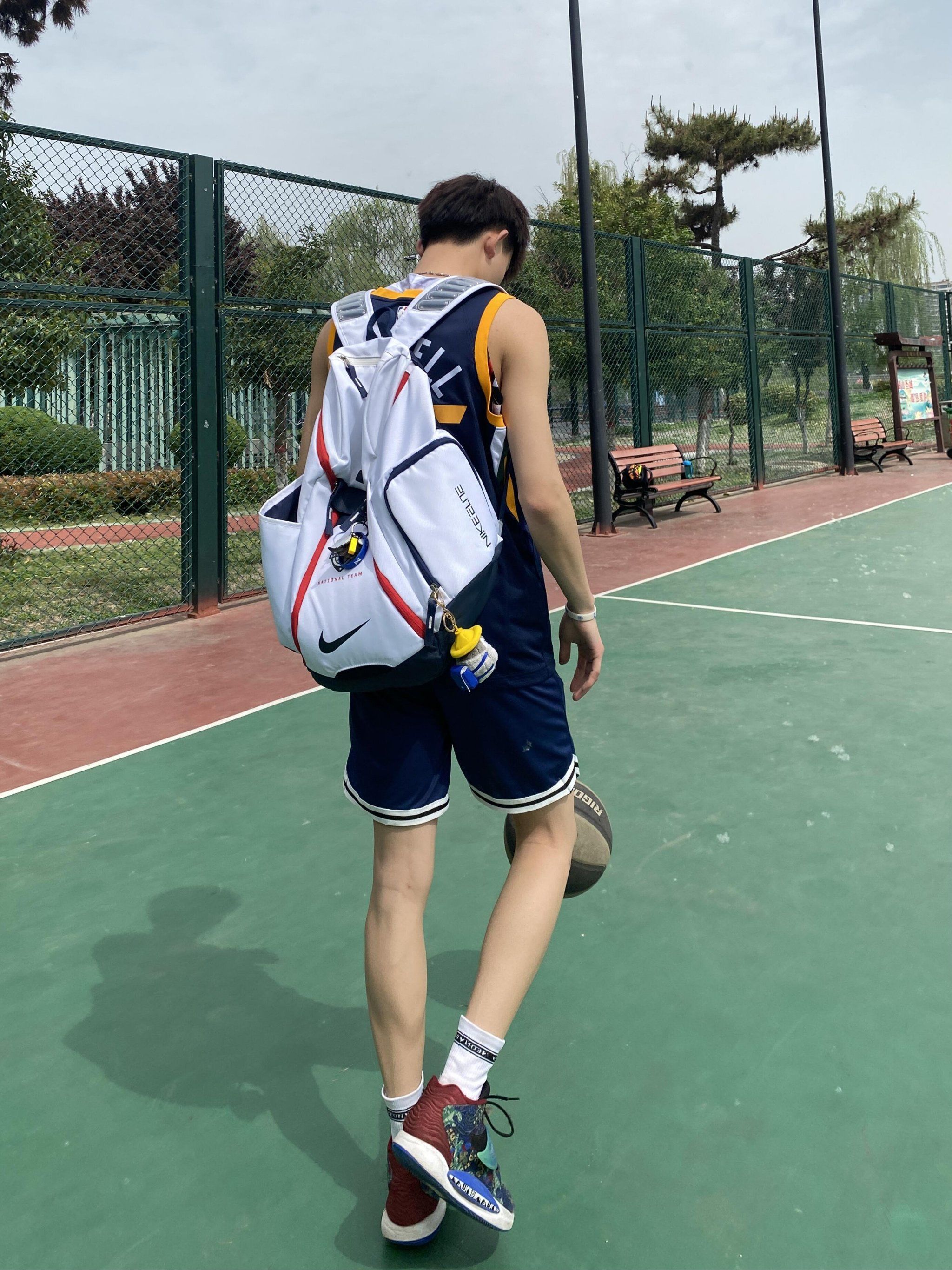 篮球少年#篮球男孩#帅哥#体育生#黑皮体育生#年轻人的休闲方式#辞情