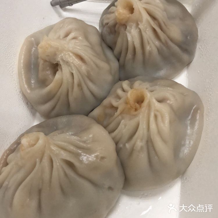 小笼包的吃法也与其它包子不同。先在皮上咬一小口