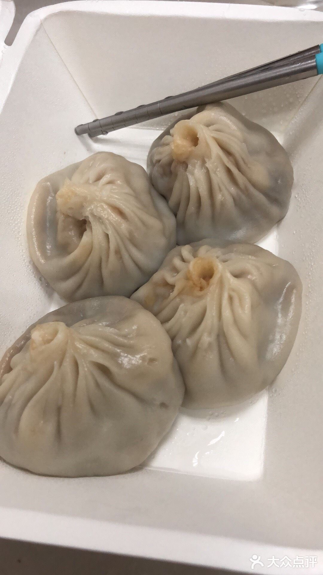 小笼包的吃法也与其它包子不同。先在皮上咬一小口