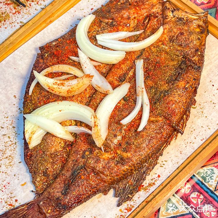 终于在西安吃到了敲正宗的馕坑烤肉！