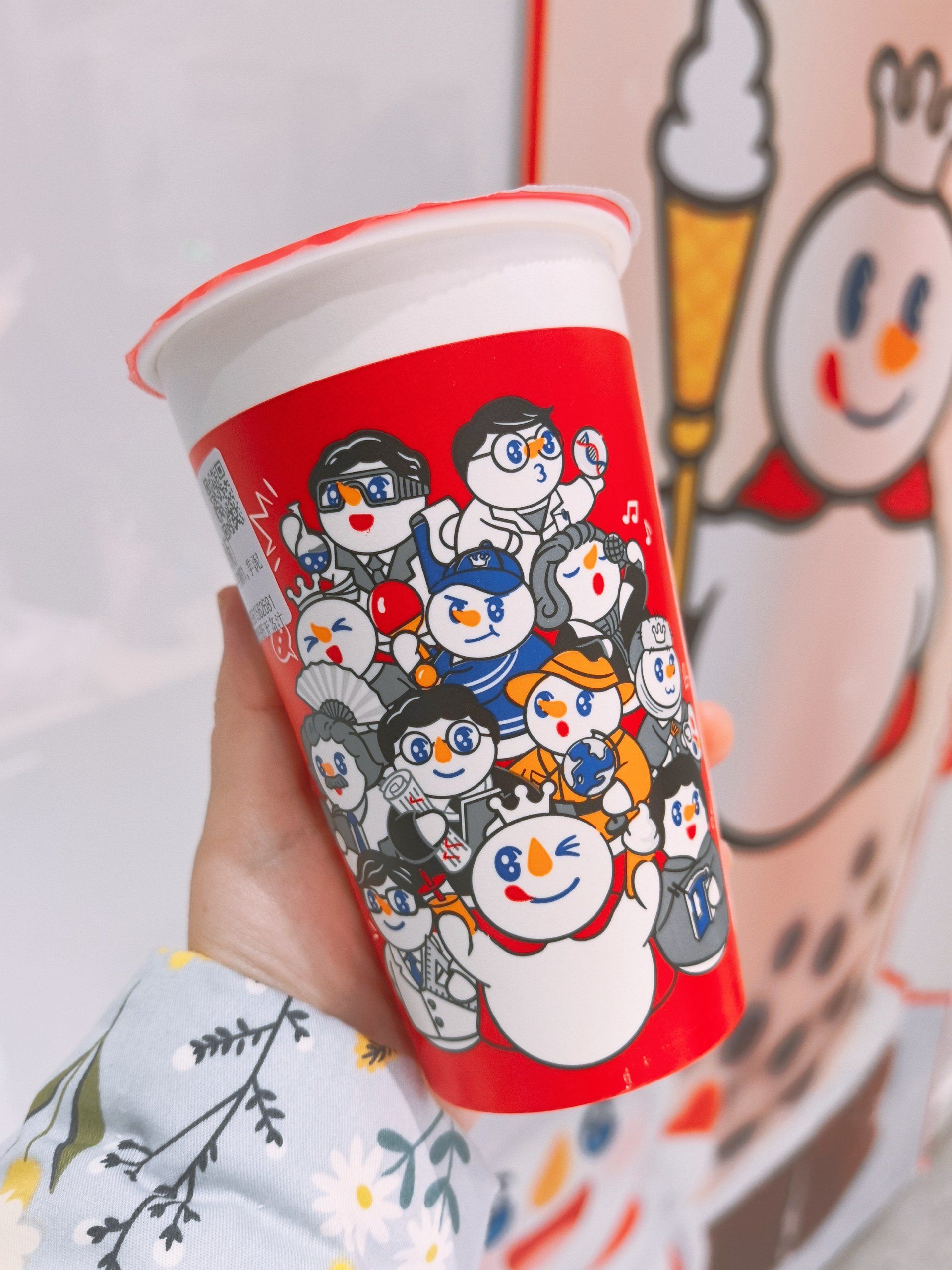 来一杯蜜雪冰城,杯子可爱还送小零食!