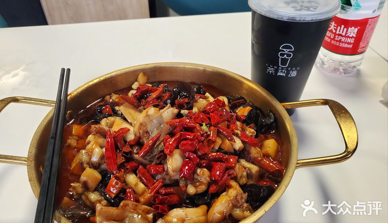 活杀牛蛙真是太鲜嫩美味了~