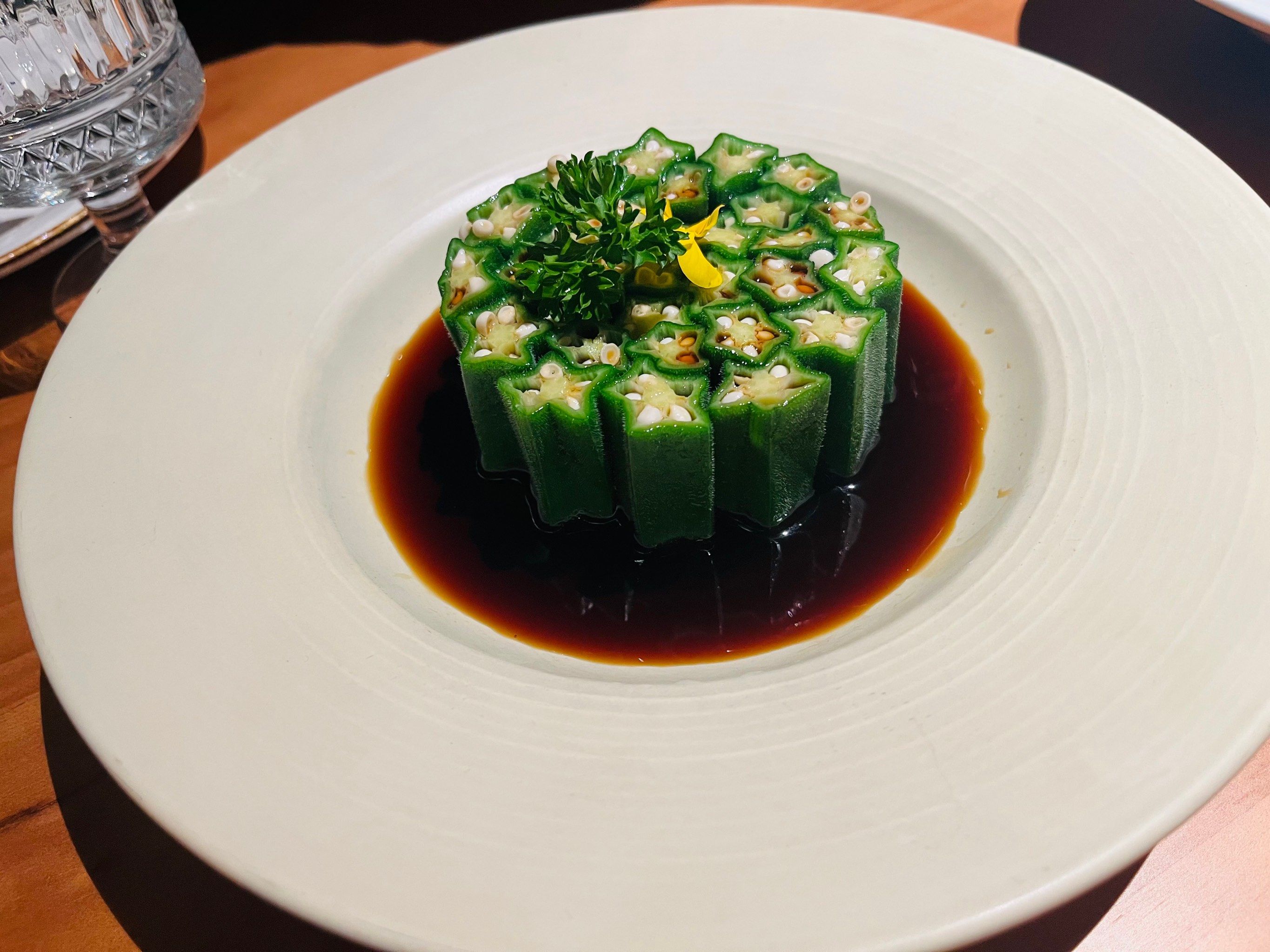鱼香年糕茄子煲是酸甜口的,捞汁秋葵有点偏酸