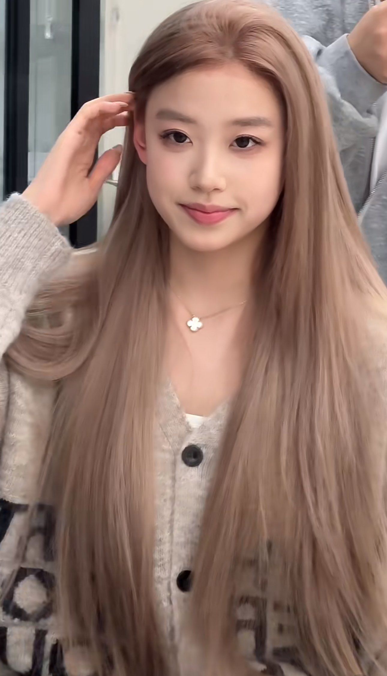 女士长款发型 奶茶色 超级显白#奶茶色发