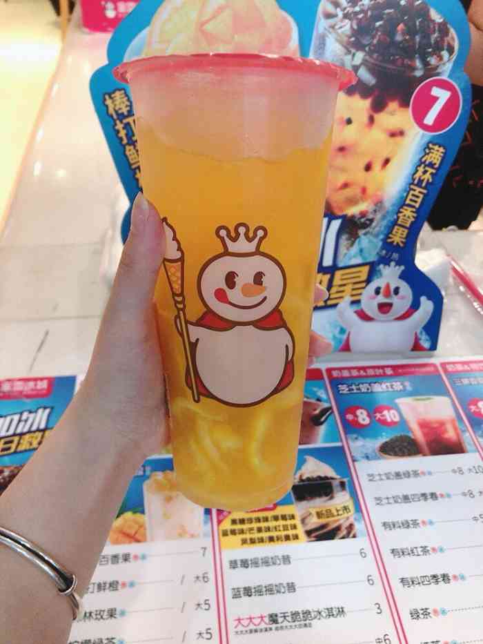 蜜雪冰城的摩天脆脆一直都超棒位置在小吃街的口上以前只有甜筒的时候