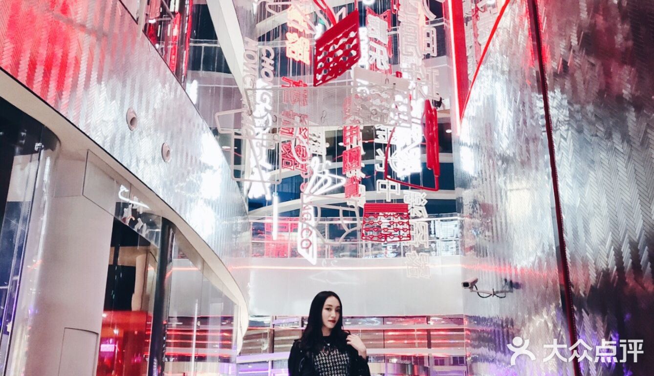 夜晚霓虹幻彩般的W酒店