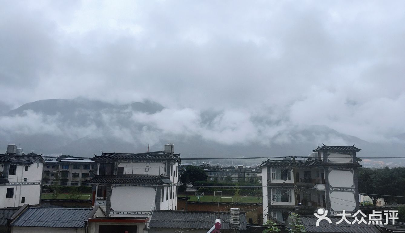 我躲进挑剔的人群  夜一深就找那颗星星  我以为旅人