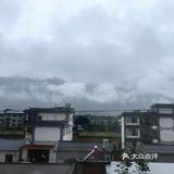 我躲进挑剔的人群  夜一深就找那颗星星  我以为旅人