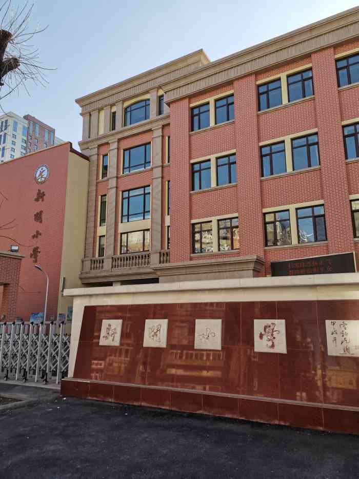 属于鸿顺里街道,虽说不是重点小学,所属地段算是河北区的核心