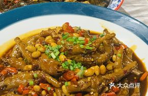Braised Chicken Feet in Large Pot
