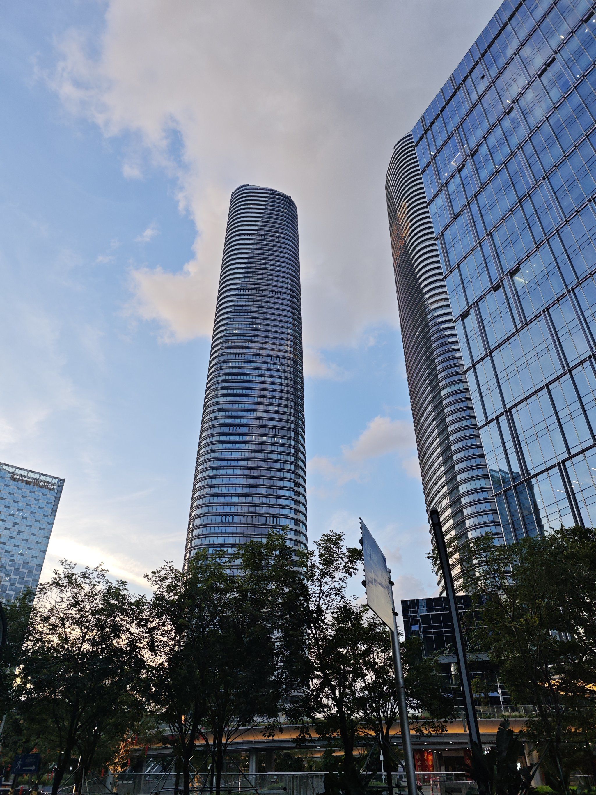 城市地标 星河双子塔,白天与夜晚的感觉还是不一样的