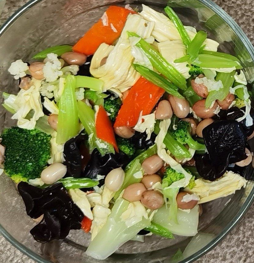 素什锦的第一关键是若干大料花椒香叶和一个干红辣椒先煮泡盐五香花生