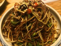 豆苗拌黑豆丝-胡桃里音乐酒馆(四道口店)