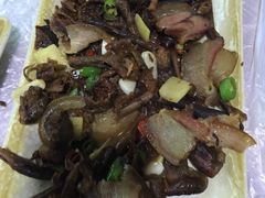 腊肉炒野菌-茂县小辣椒川菜馆-羌家铜锅土火锅