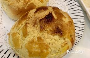 Chilled Pineapple Bun with Hong Kong Style Drink