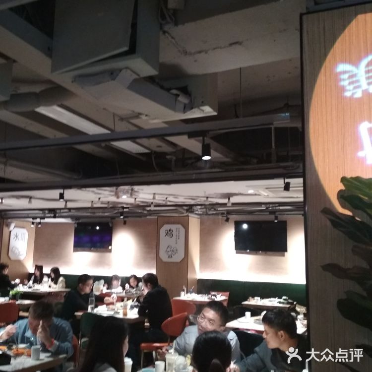服务：服务非常周到，主动倒水加汤