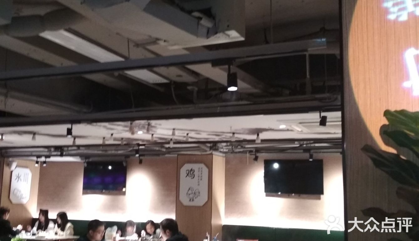 服务：服务非常周到，主动倒水加汤