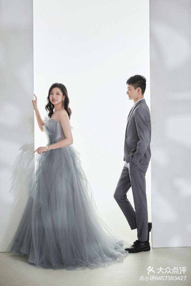 室内灰色系光影婚纱照