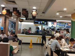 大堂-麦当劳(轻轨曹杨路店)