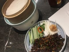 孜然羊肉松配京葱及自制薄饼-港丽餐厅(高德置地店)