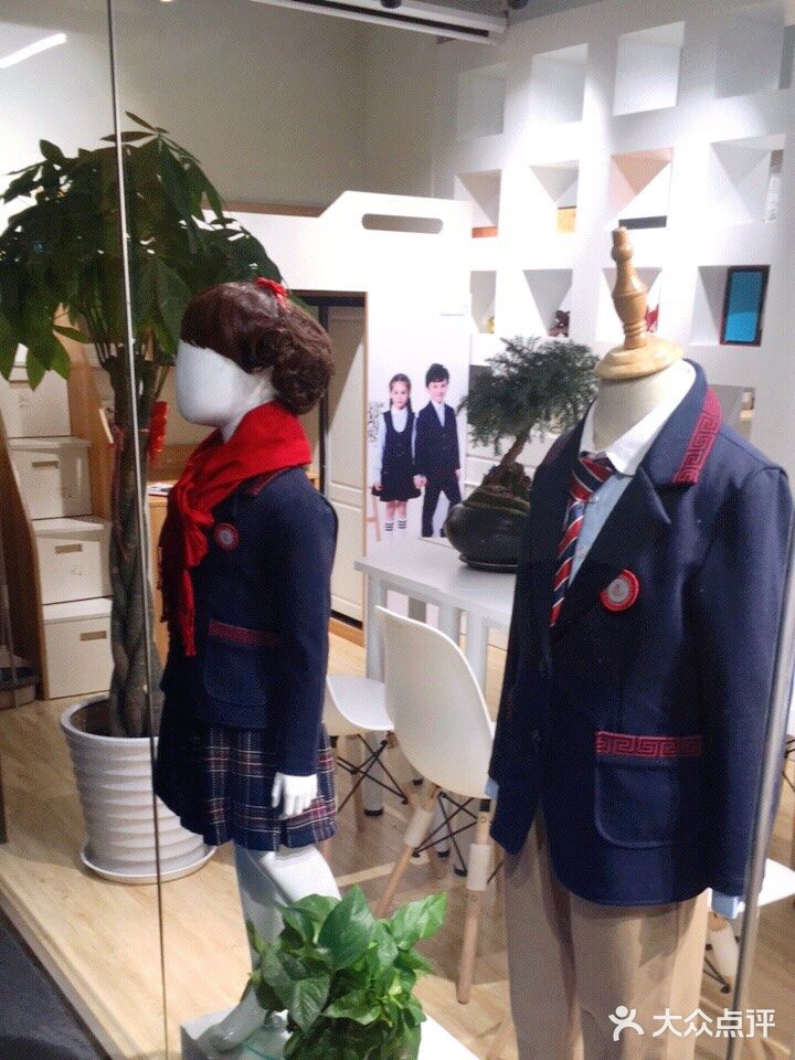 如果孩子肤色较亮，穿粉色，黄色，红色