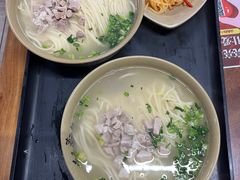 -亮亮面馆(经六路店)