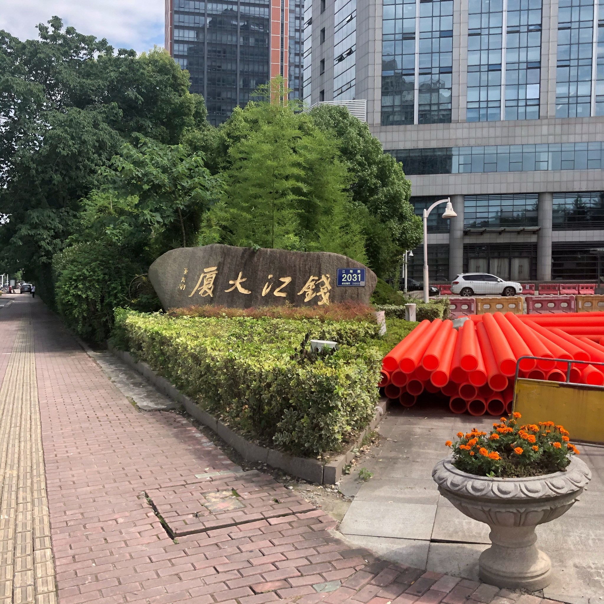 钱江大厦.这个大厦就在江陵路地铁站出来的